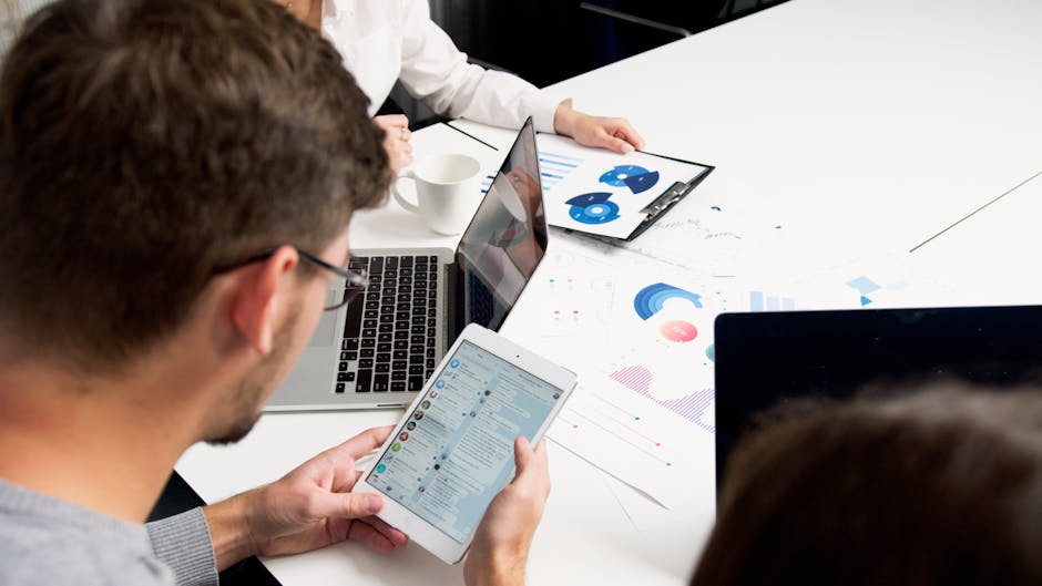 Revisión de datos y procesos digitales durante una sesión de trabajo